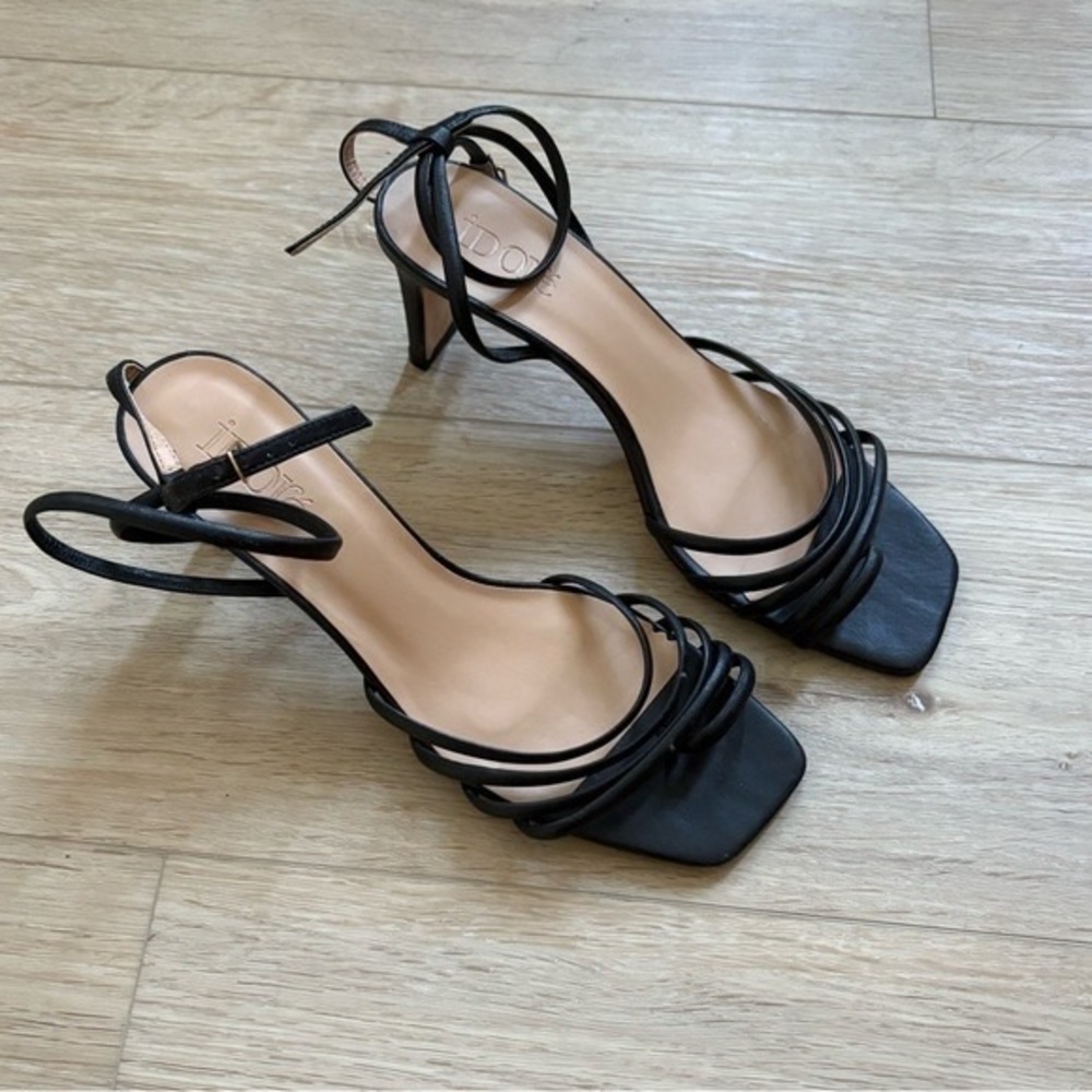 Chic Black Strappy Heels